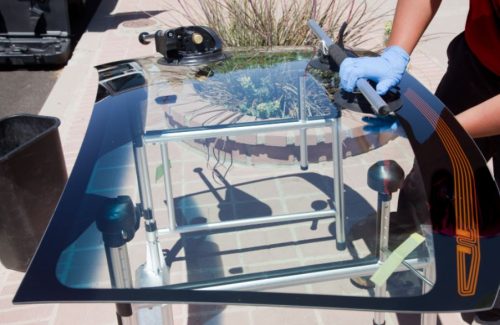 windshield tech replaces windshield in Glendale, AZ
